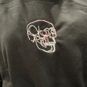 Black fleece crew neck with embroidered skull